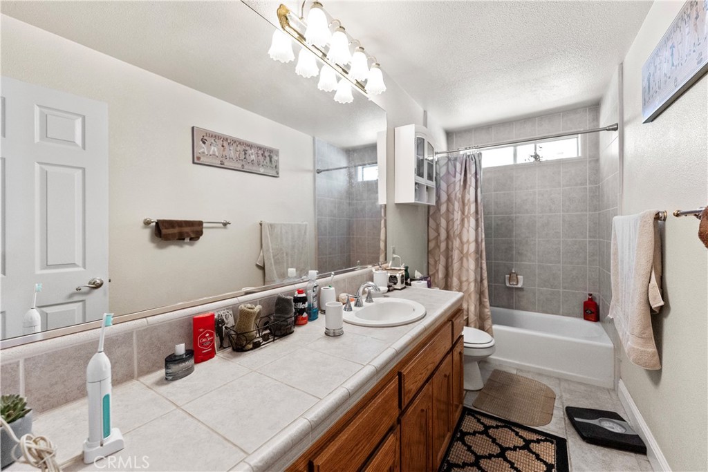 36740 Kensington Dr, Madera, CA 93636