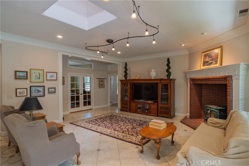 575 Woodlands, Madera, CA 93637