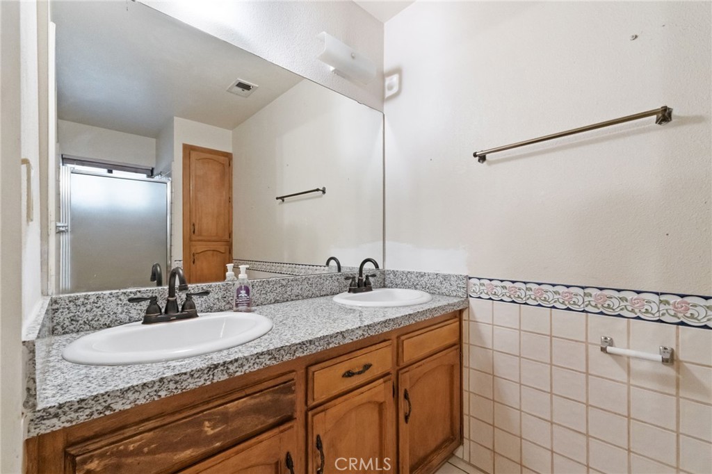 17214 Crescent Dr, Madera, CA 93638