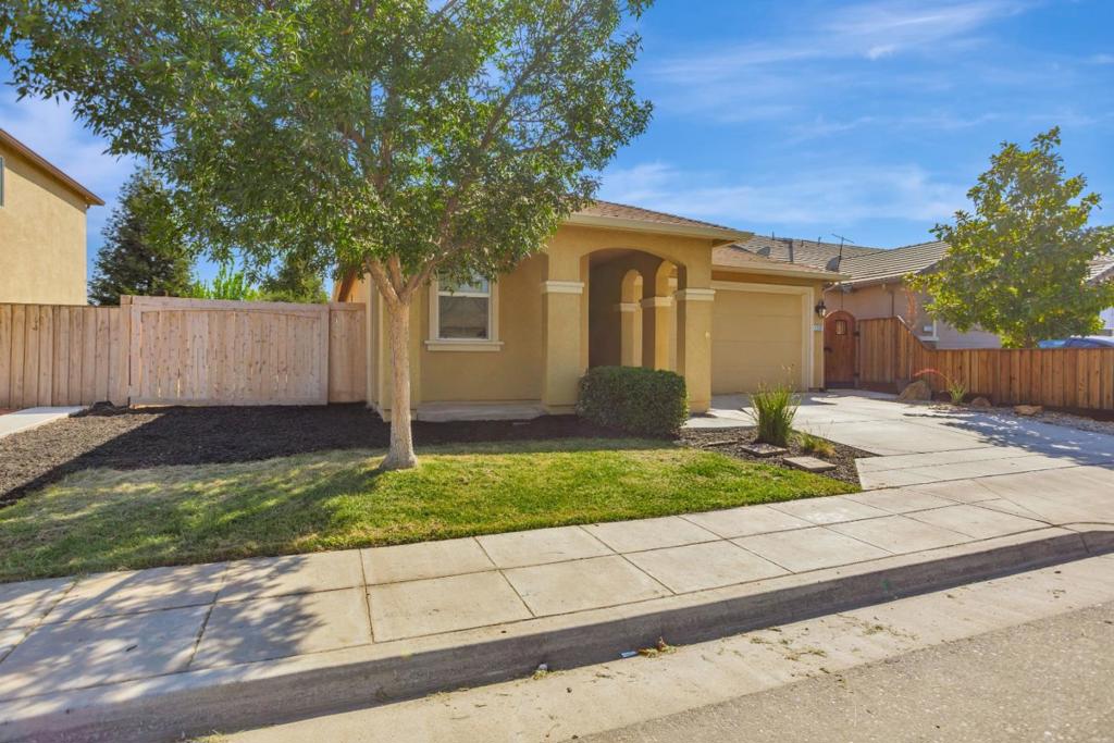 1338 Apple Ct, Madera, CA 93638