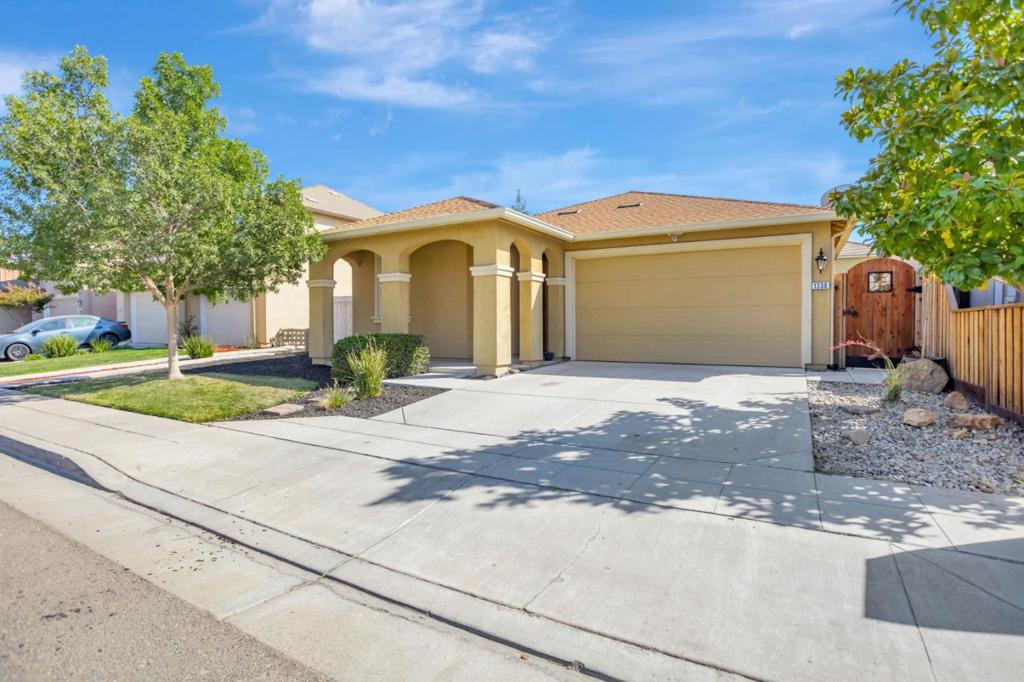 1338 Apple Ct, Madera, CA 93638