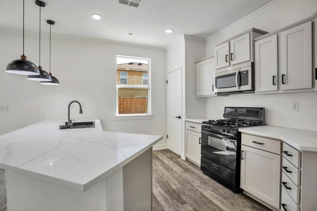 1338 Apple Ct, Madera, CA 93638