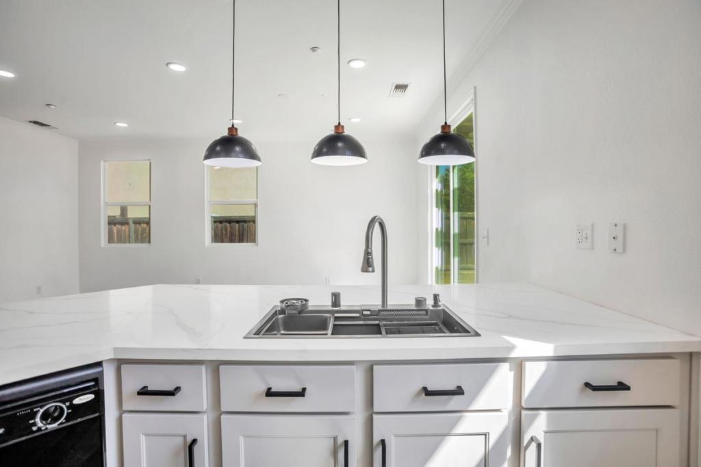 1338 Apple Ct, Madera, CA 93638