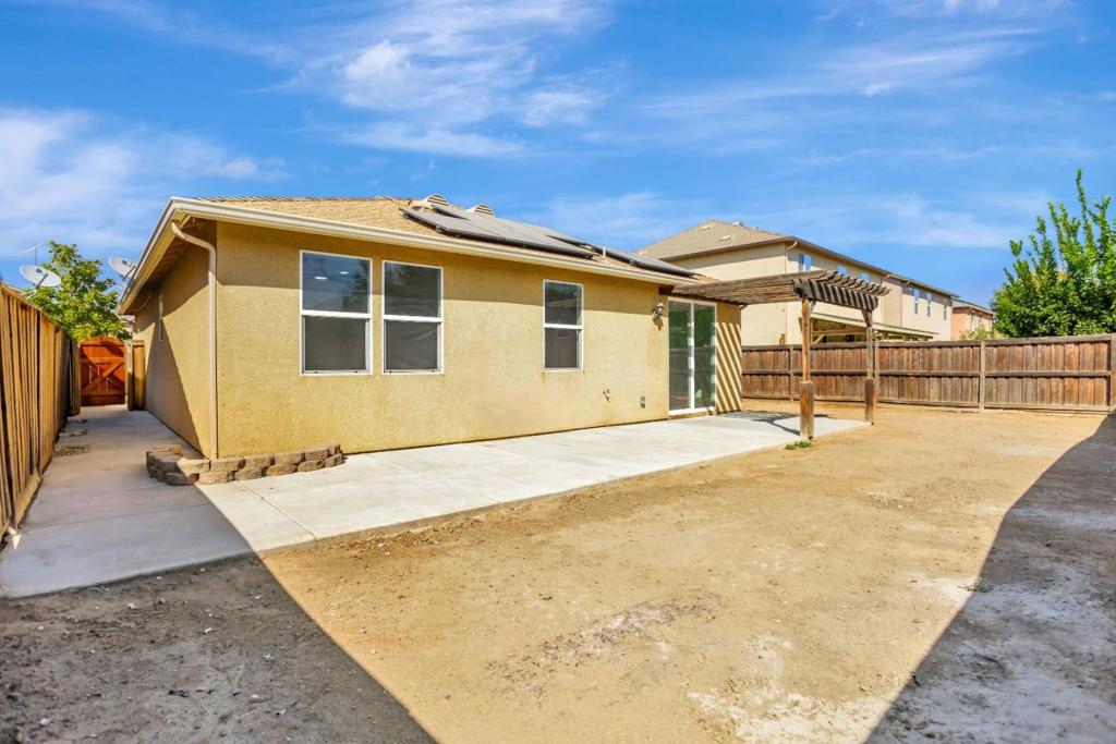 1338 Apple Ct, Madera, CA 93638