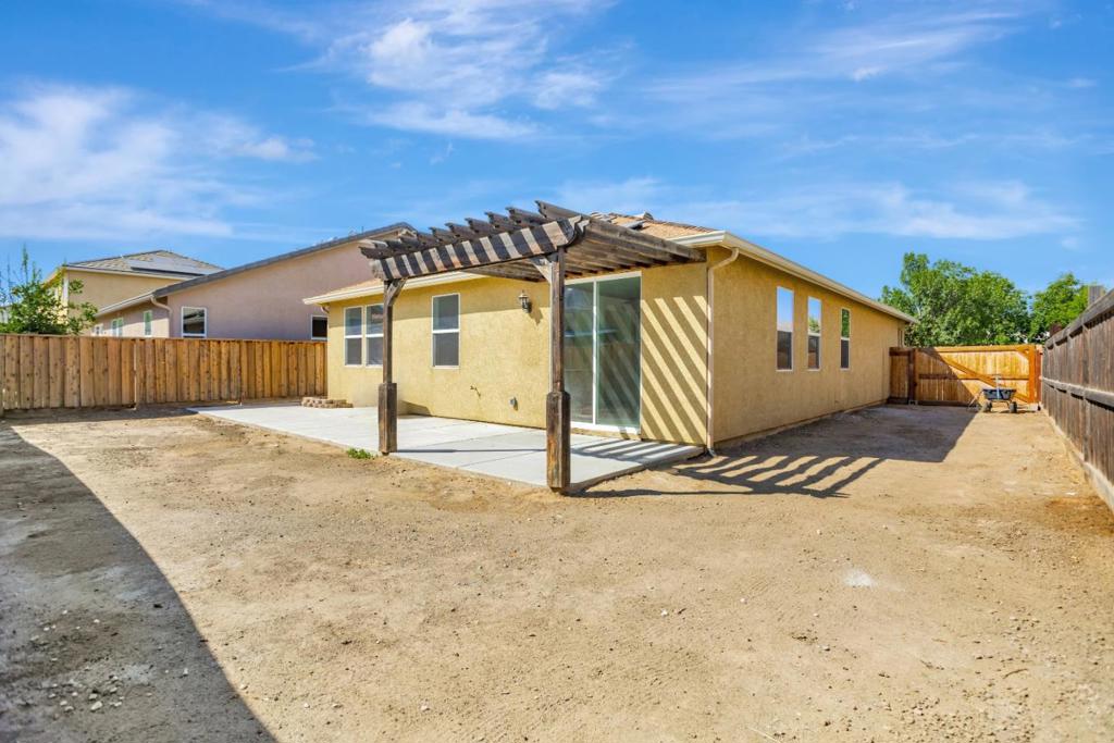1338 Apple Ct, Madera, CA 93638