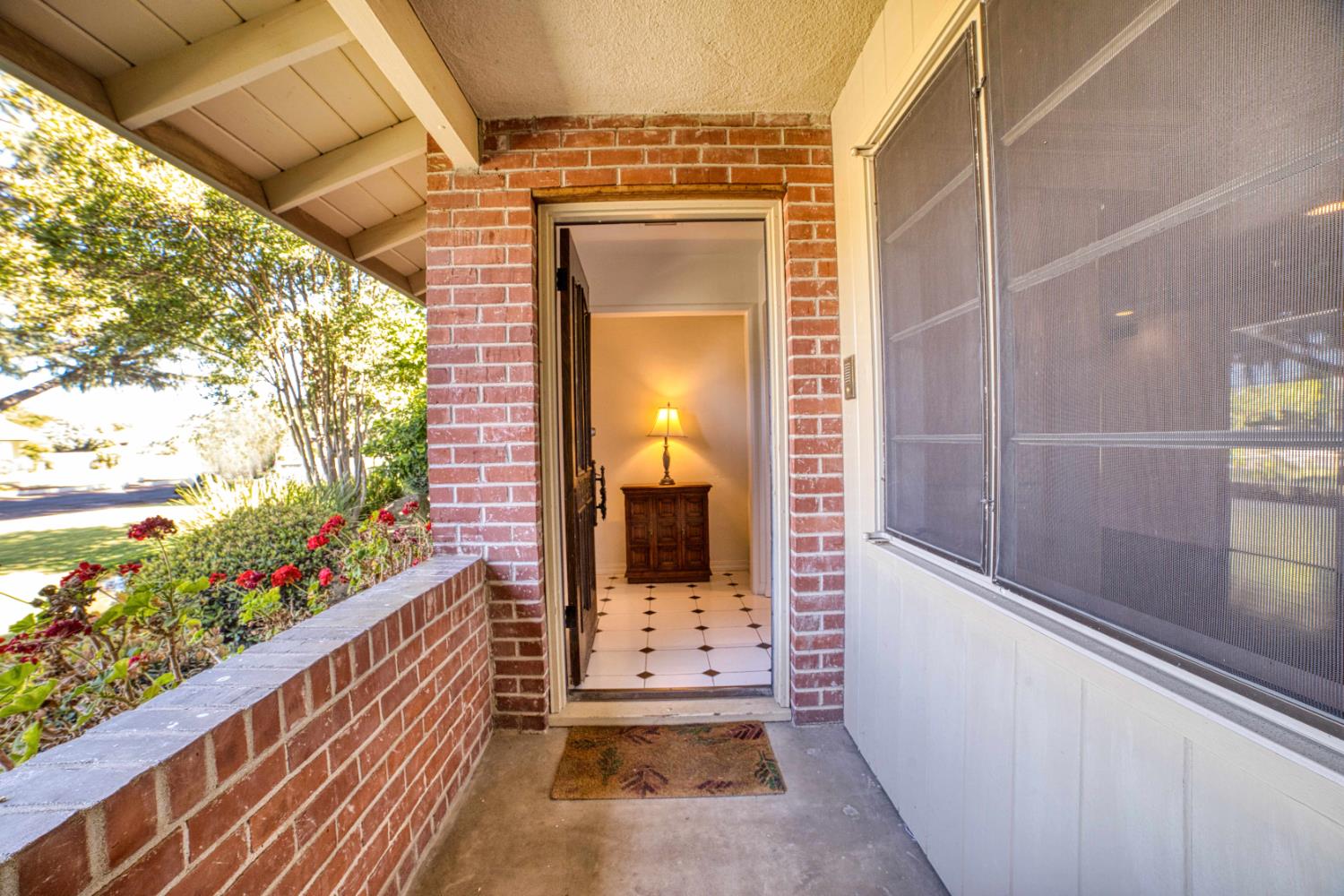643 Park Ln, Madera, CA 93637