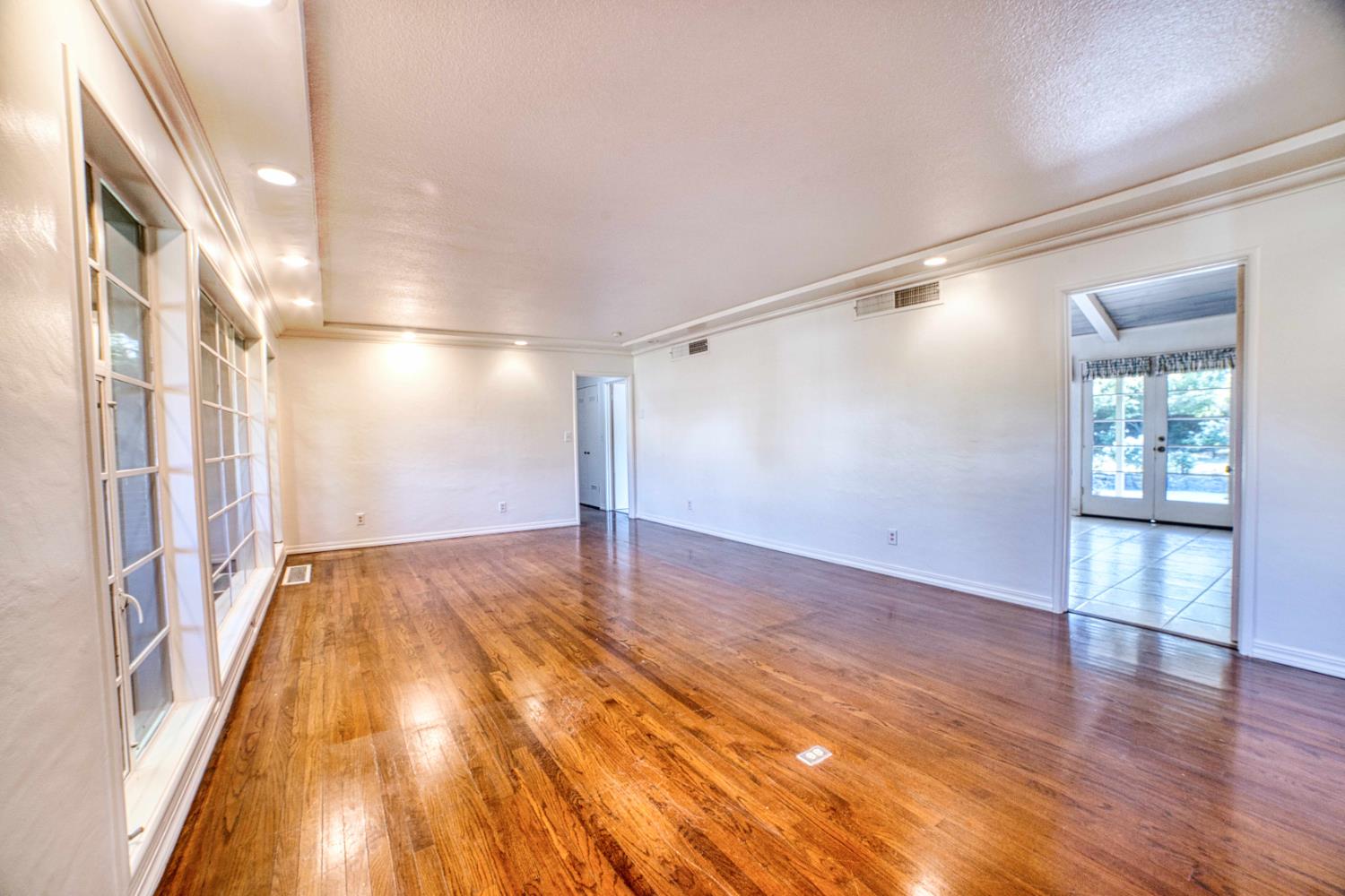 643 Park Ln, Madera, CA 93637