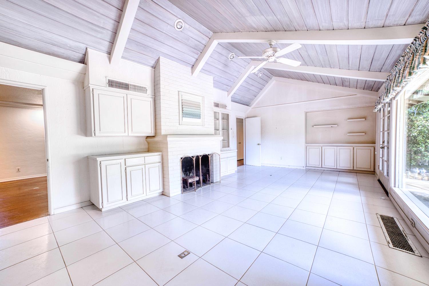 643 Park Ln, Madera, CA 93637