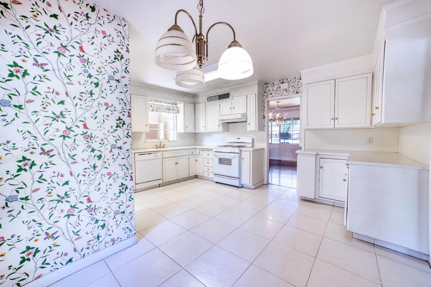 643 Park Ln, Madera, CA 93637