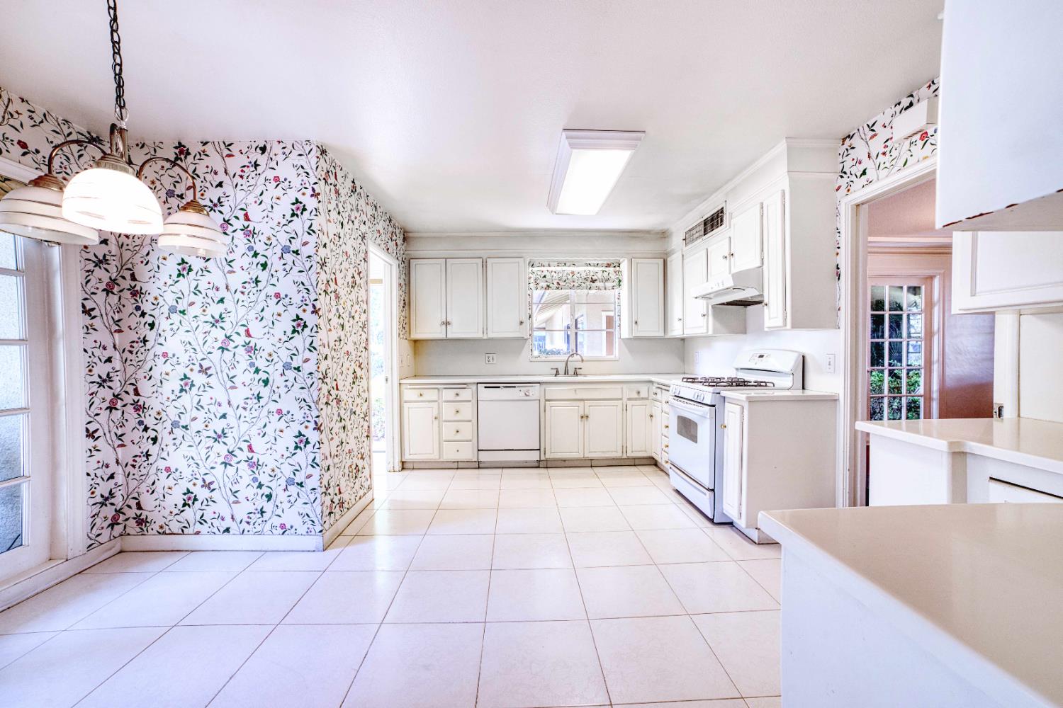 643 Park Ln, Madera, CA 93637