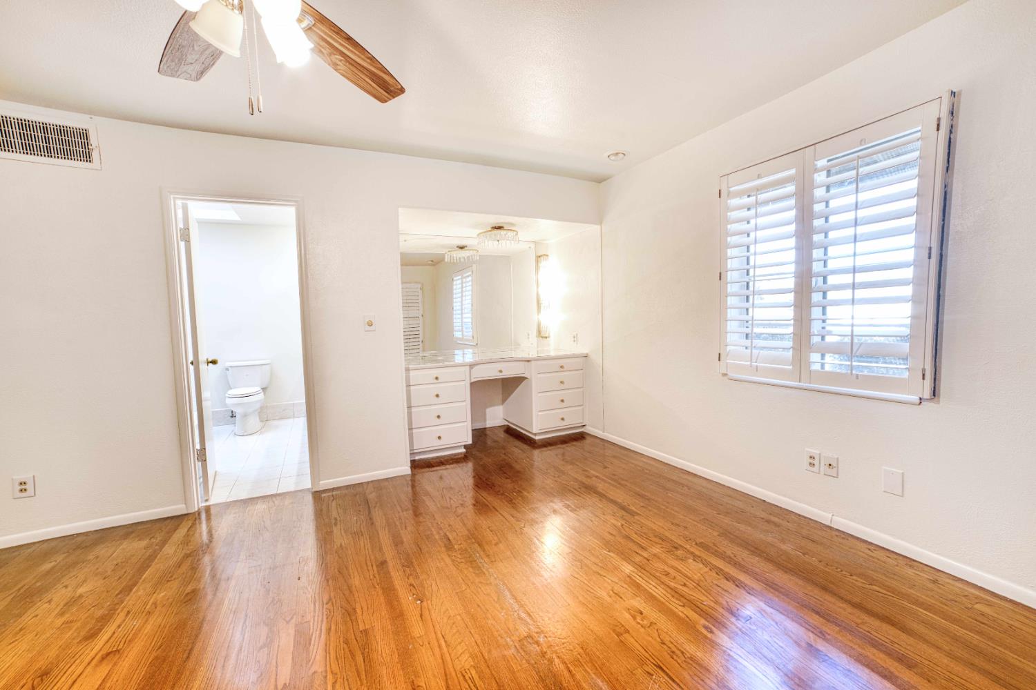 643 Park Ln, Madera, CA 93637