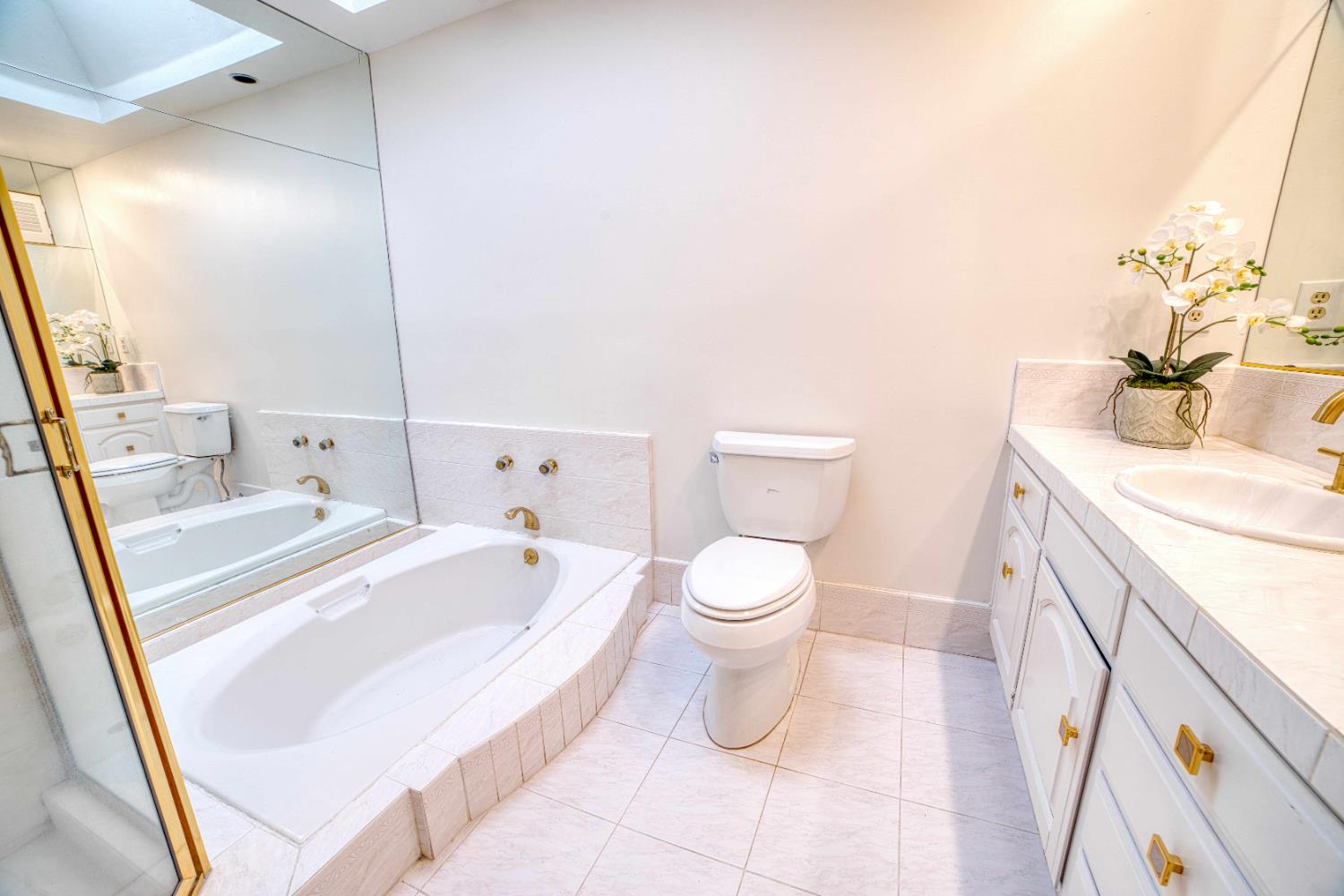 643 Park Ln, Madera, CA 93637