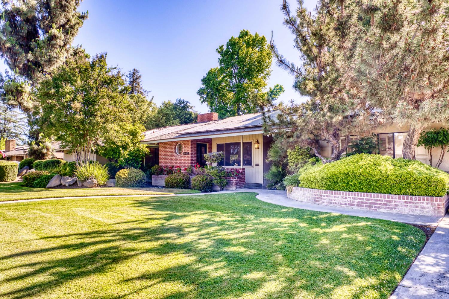 643 Park Ln, Madera, CA 93637