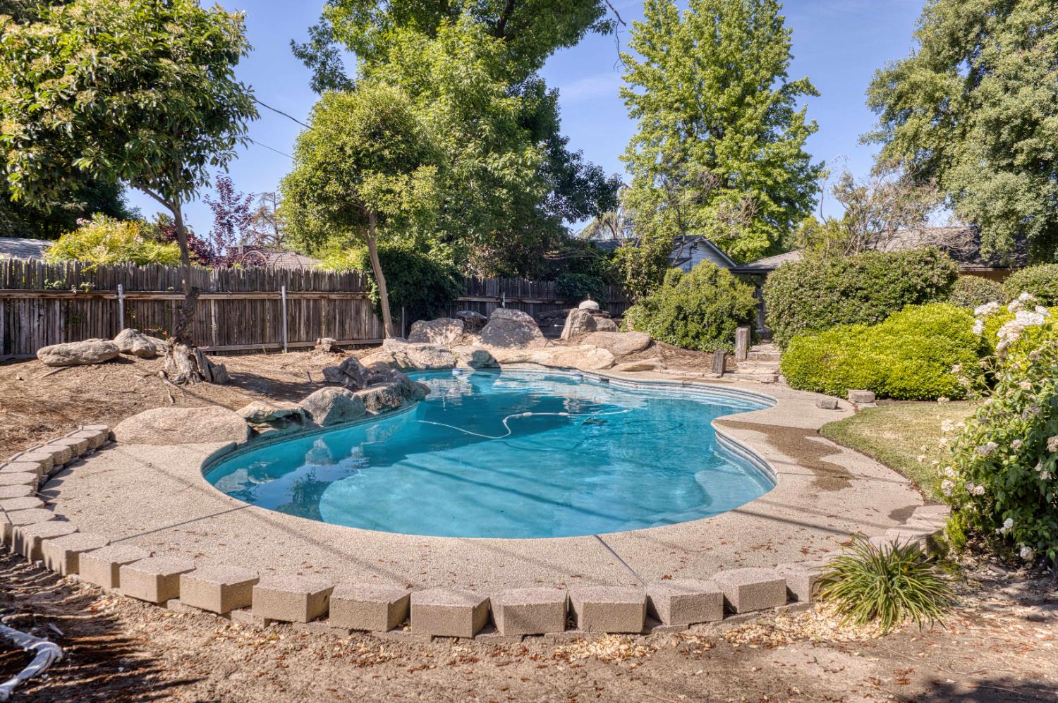 643 Park Ln, Madera, CA 93637