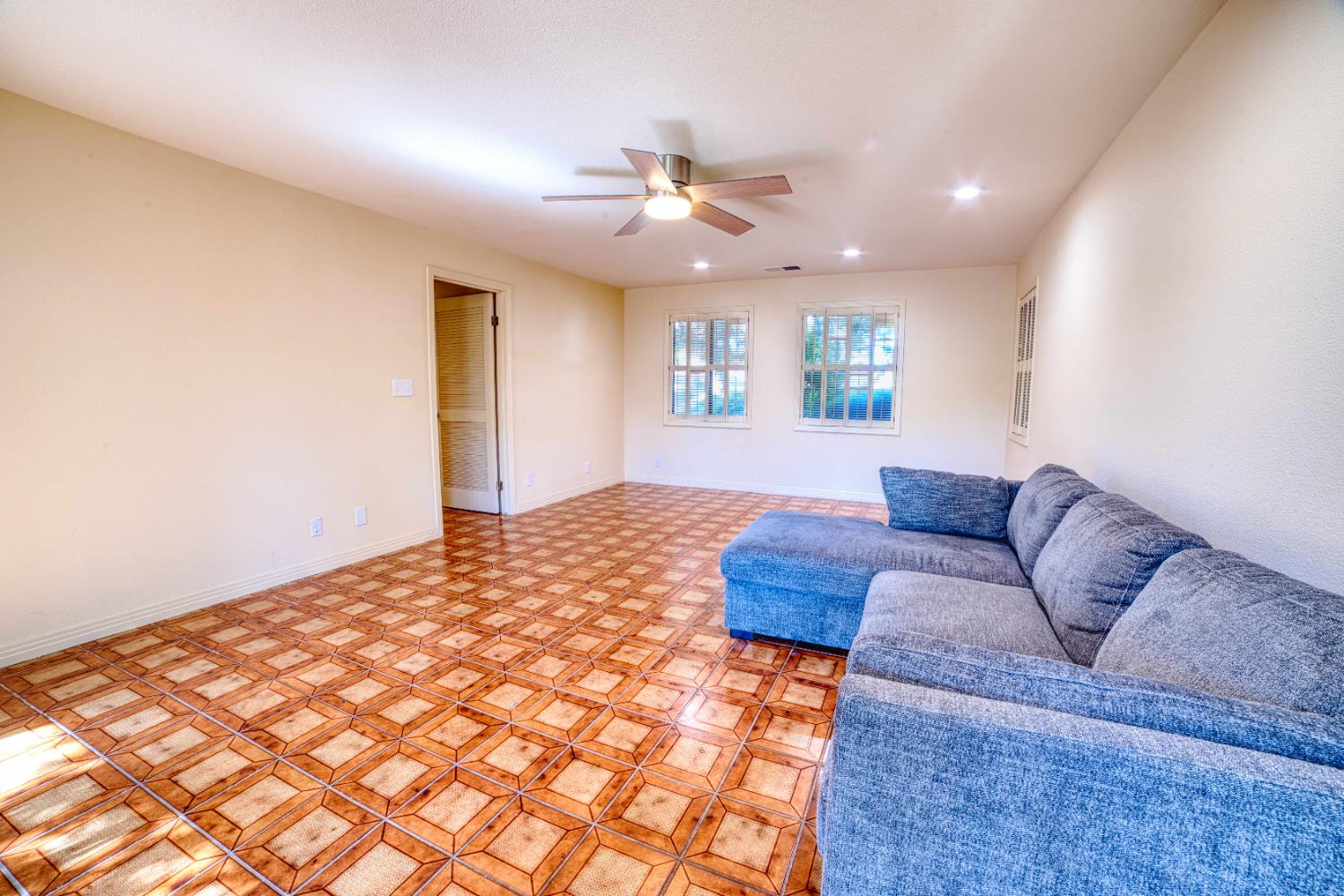 643 Park Ln, Madera, CA 93637