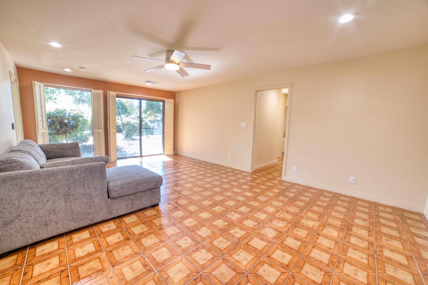 643 Park Ln, Madera, CA 93637