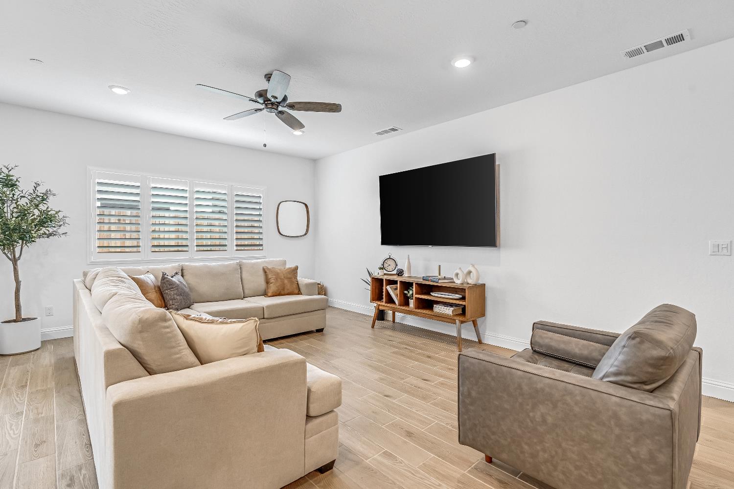 346 Sunset Dr S, Madera, CA 93636