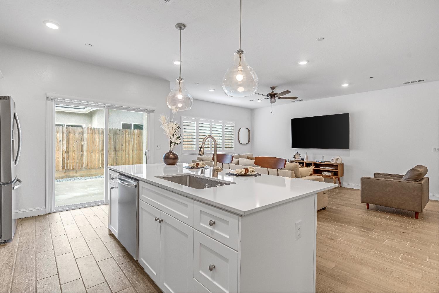346 Sunset Dr S, Madera, CA 93636