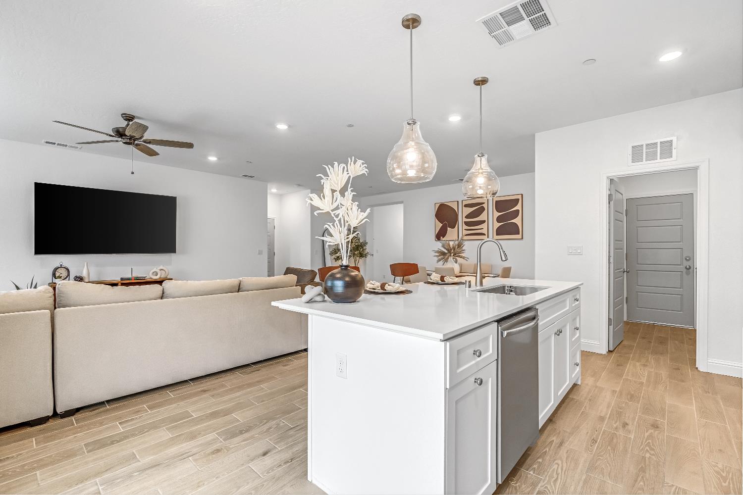 346 Sunset Dr S, Madera, CA 93636