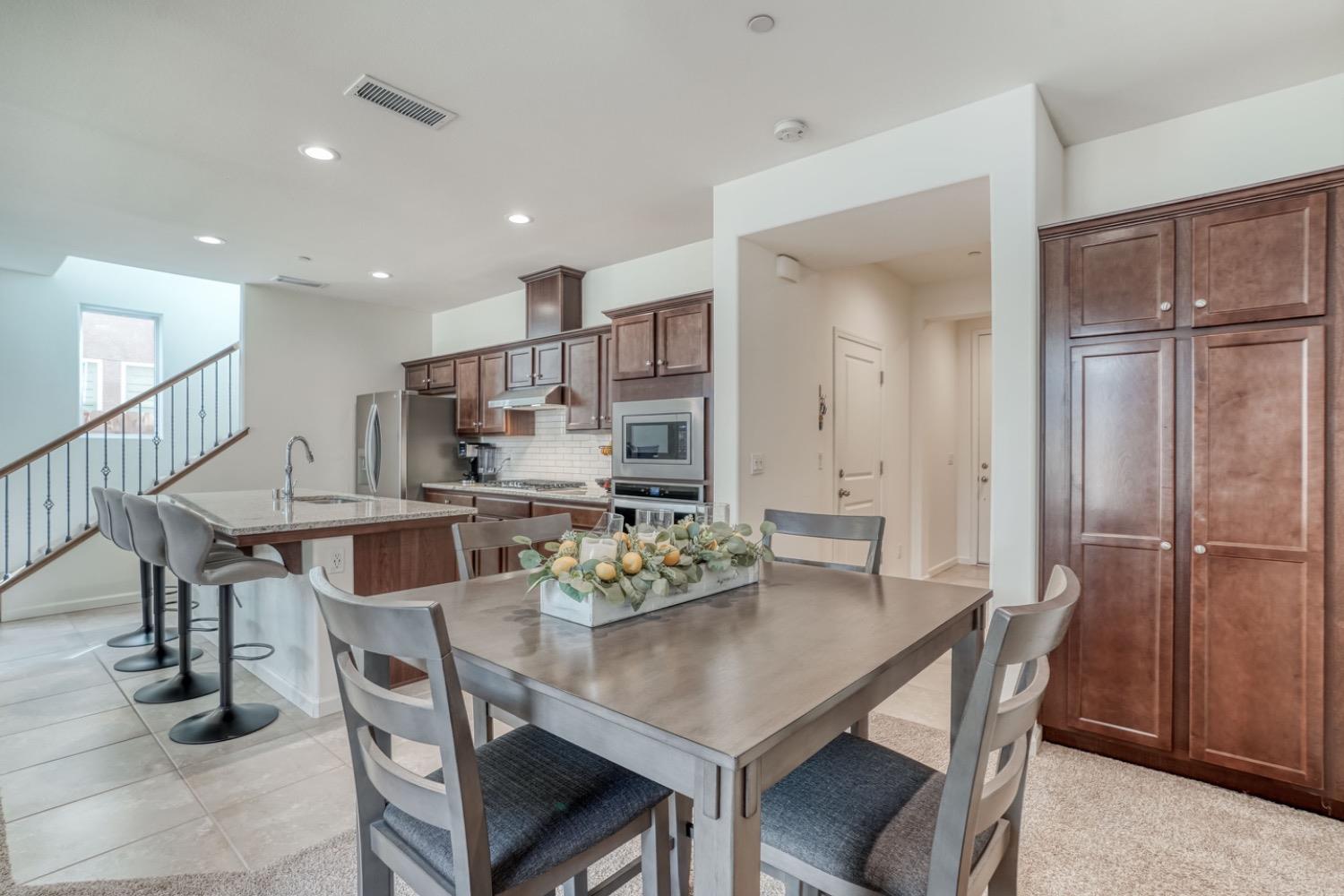 933 Winchell Way W, Madera, CA 93636