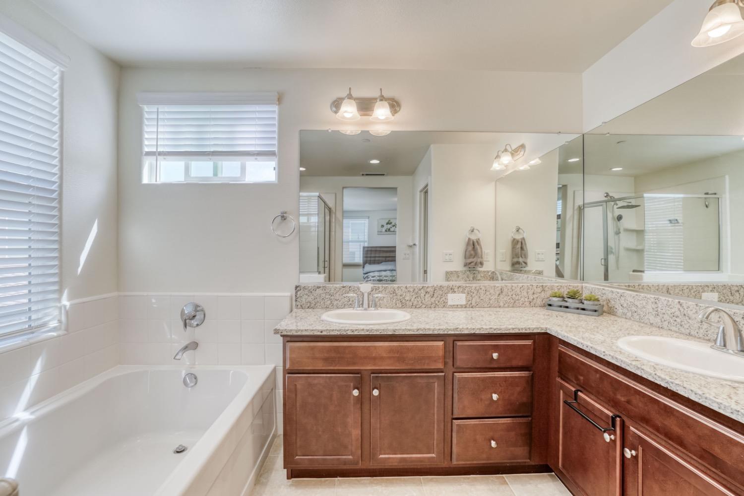 933 Winchell Way W, Madera, CA 93636