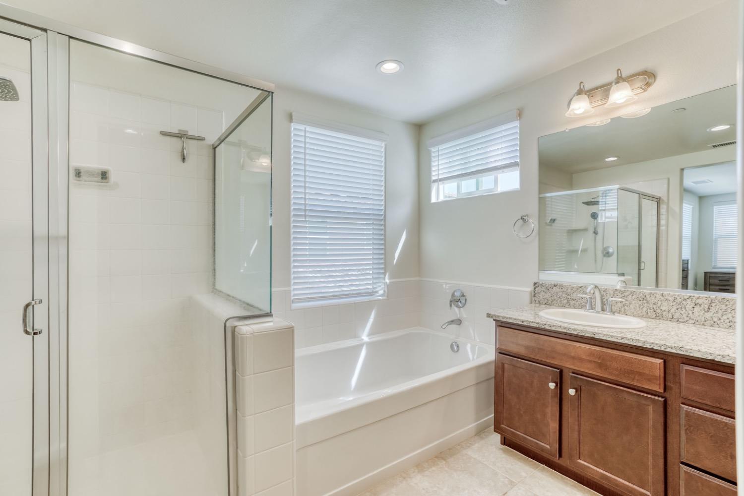 933 Winchell Way W, Madera, CA 93636