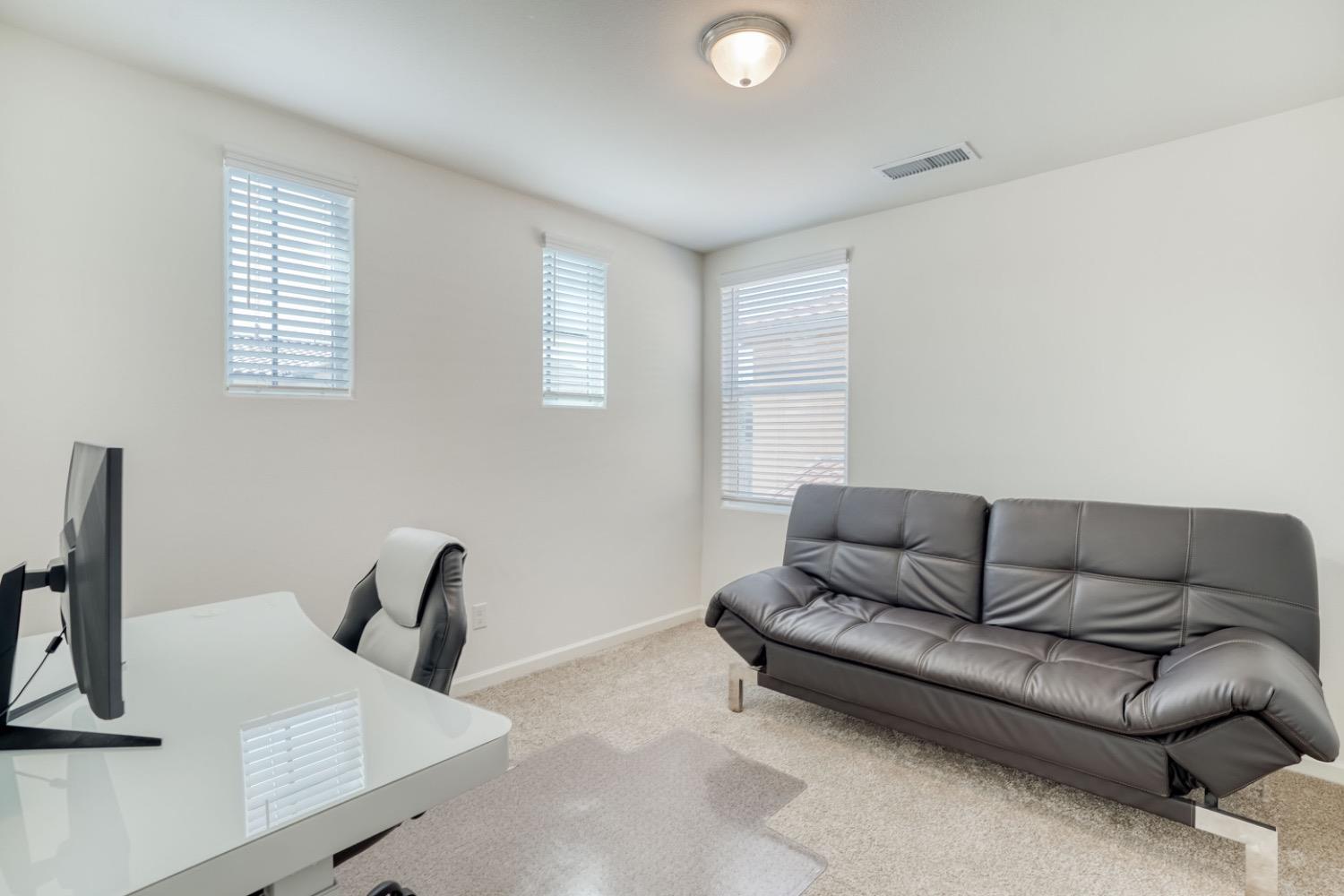 933 Winchell Way W, Madera, CA 93636