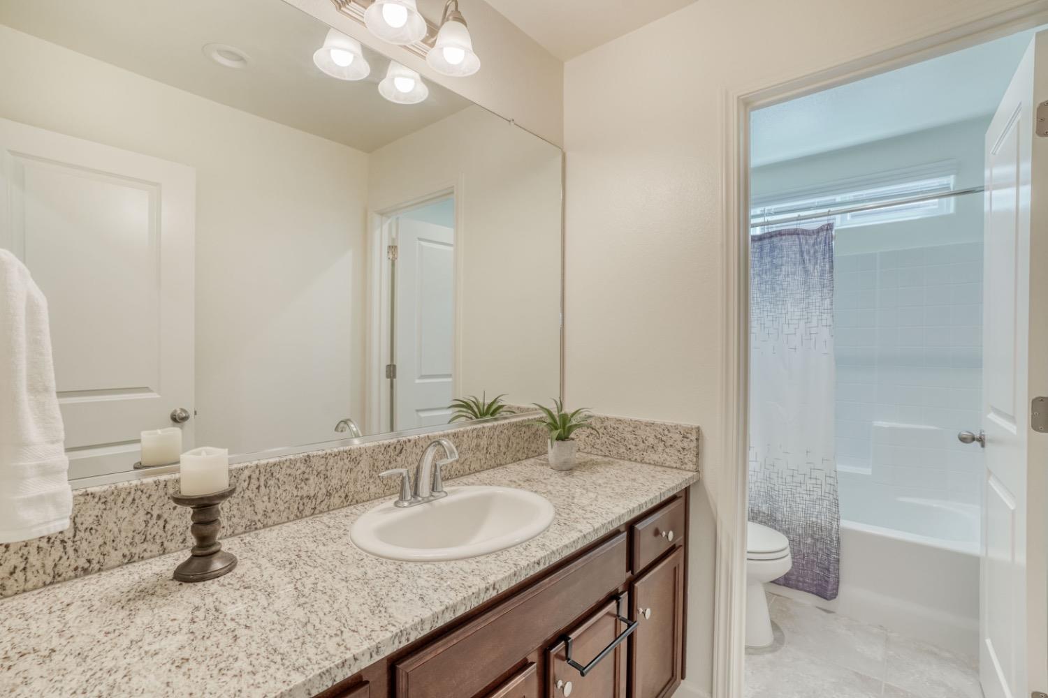 933 Winchell Way W, Madera, CA 93636