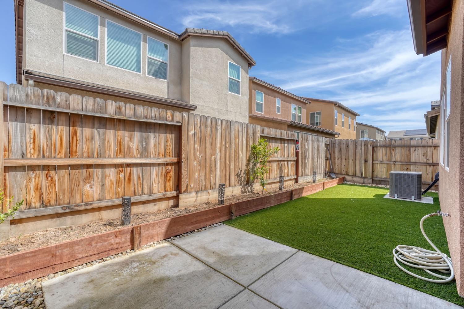 933 Winchell Way W, Madera, CA 93636