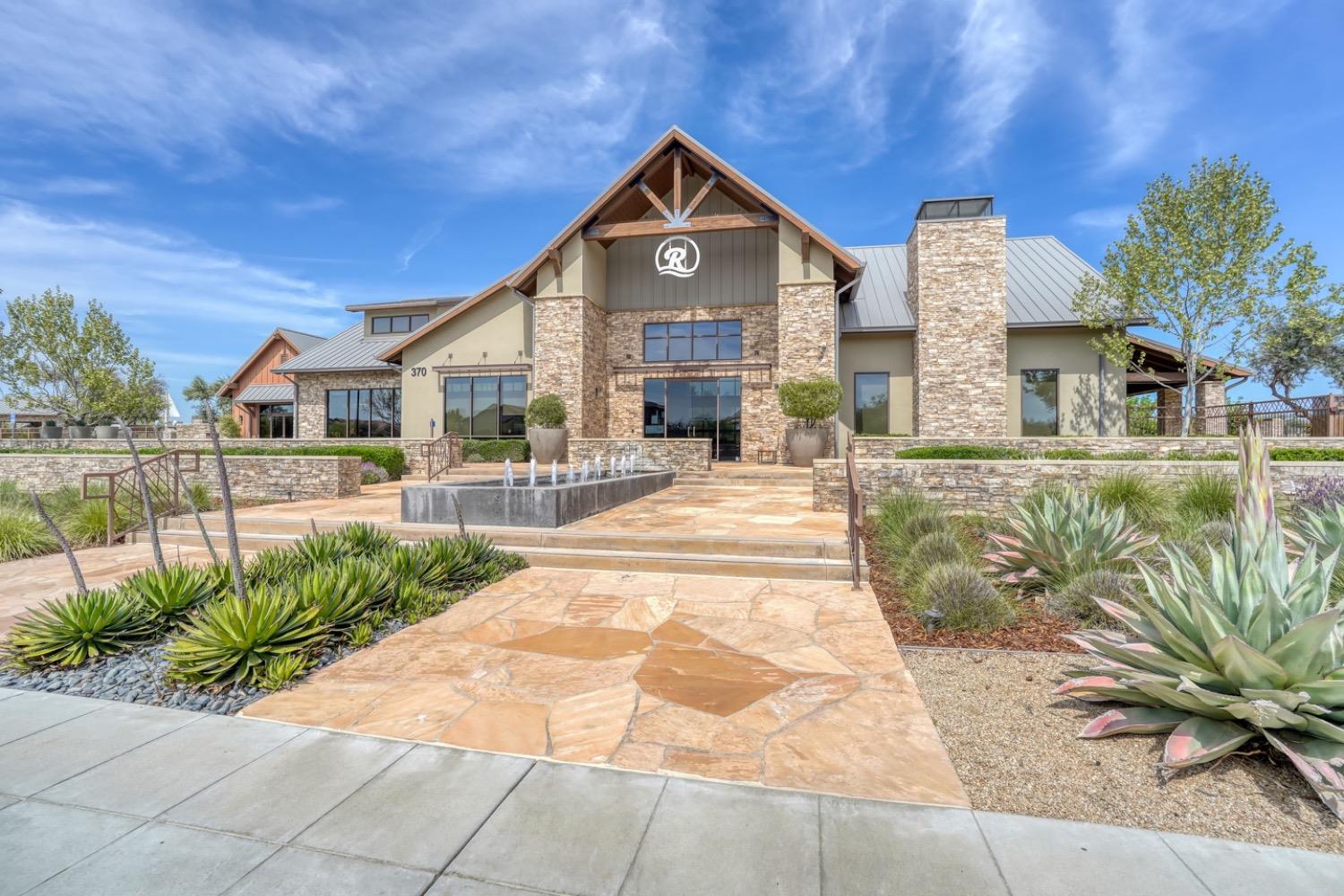 933 Winchell Way W, Madera, CA 93636