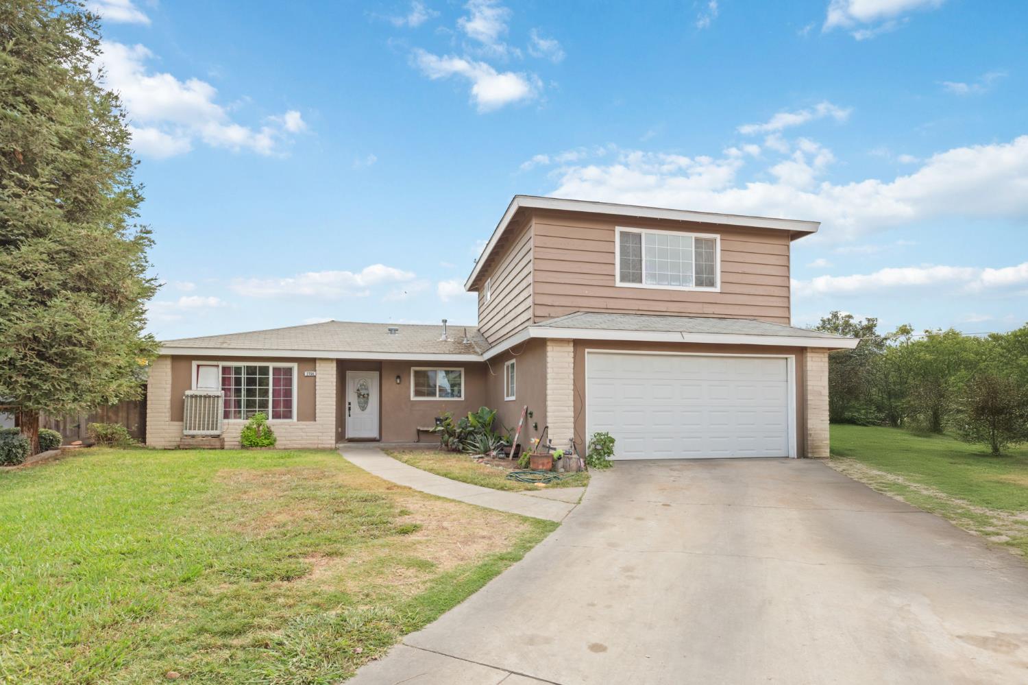 2704 Willow Dr, Madera, CA 93637