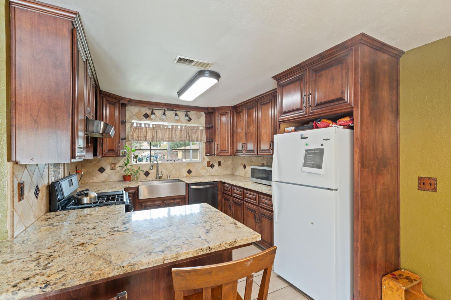 2704 Willow Dr, Madera, CA 93637