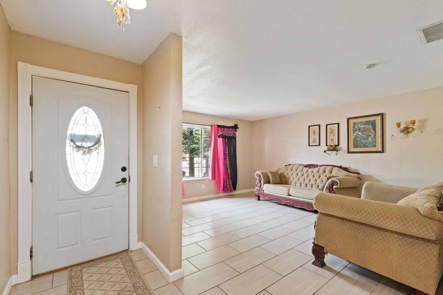 2704 Willow Dr, Madera, CA 93637