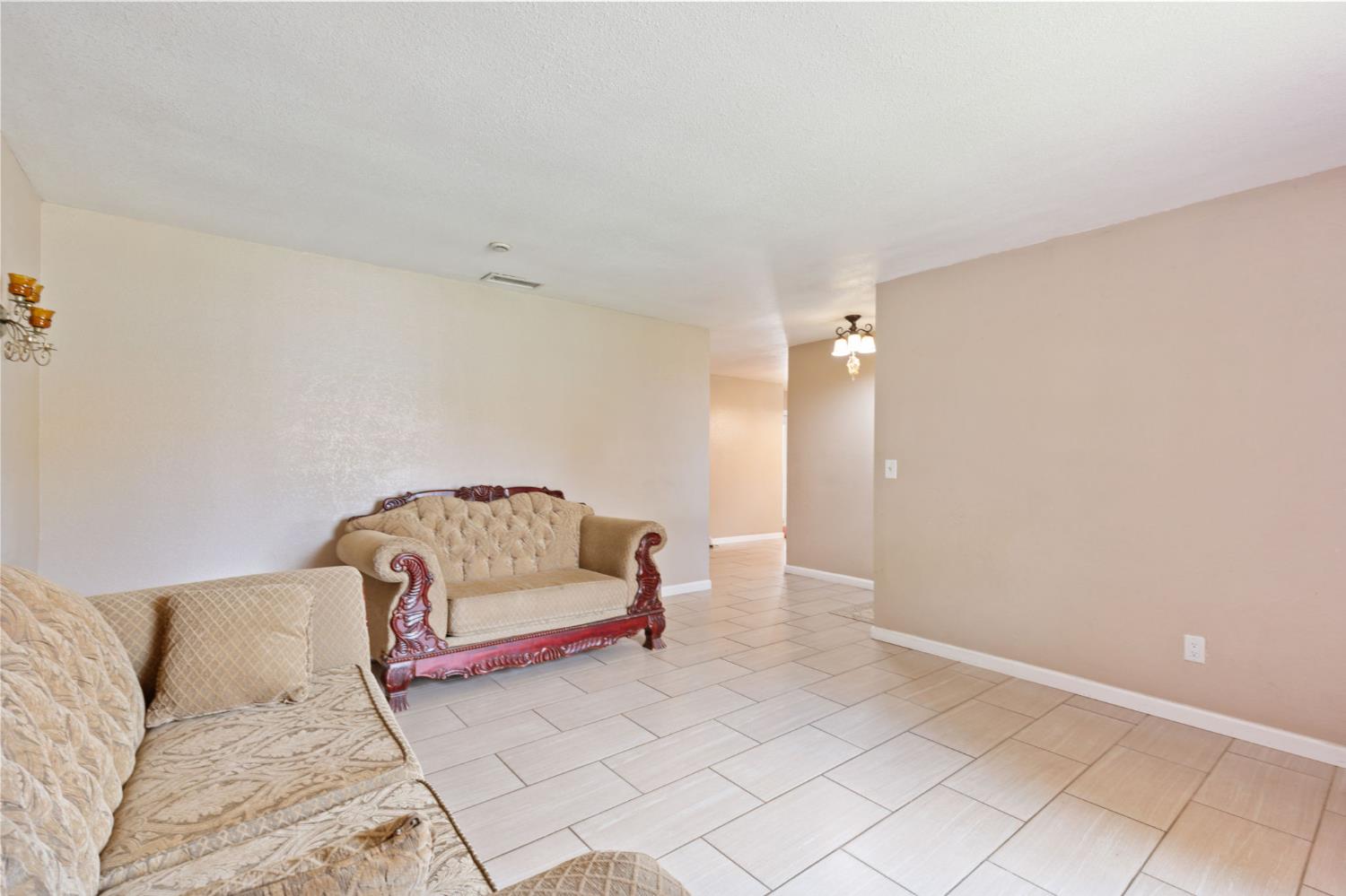 2704 Willow Dr, Madera, CA 93637