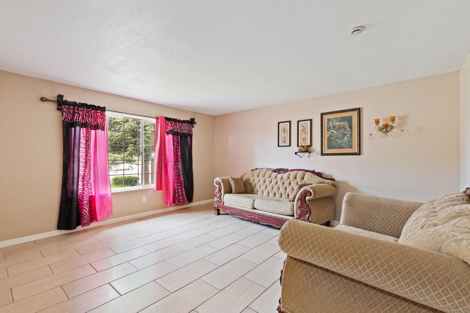 2704 Willow Dr, Madera, CA 93637