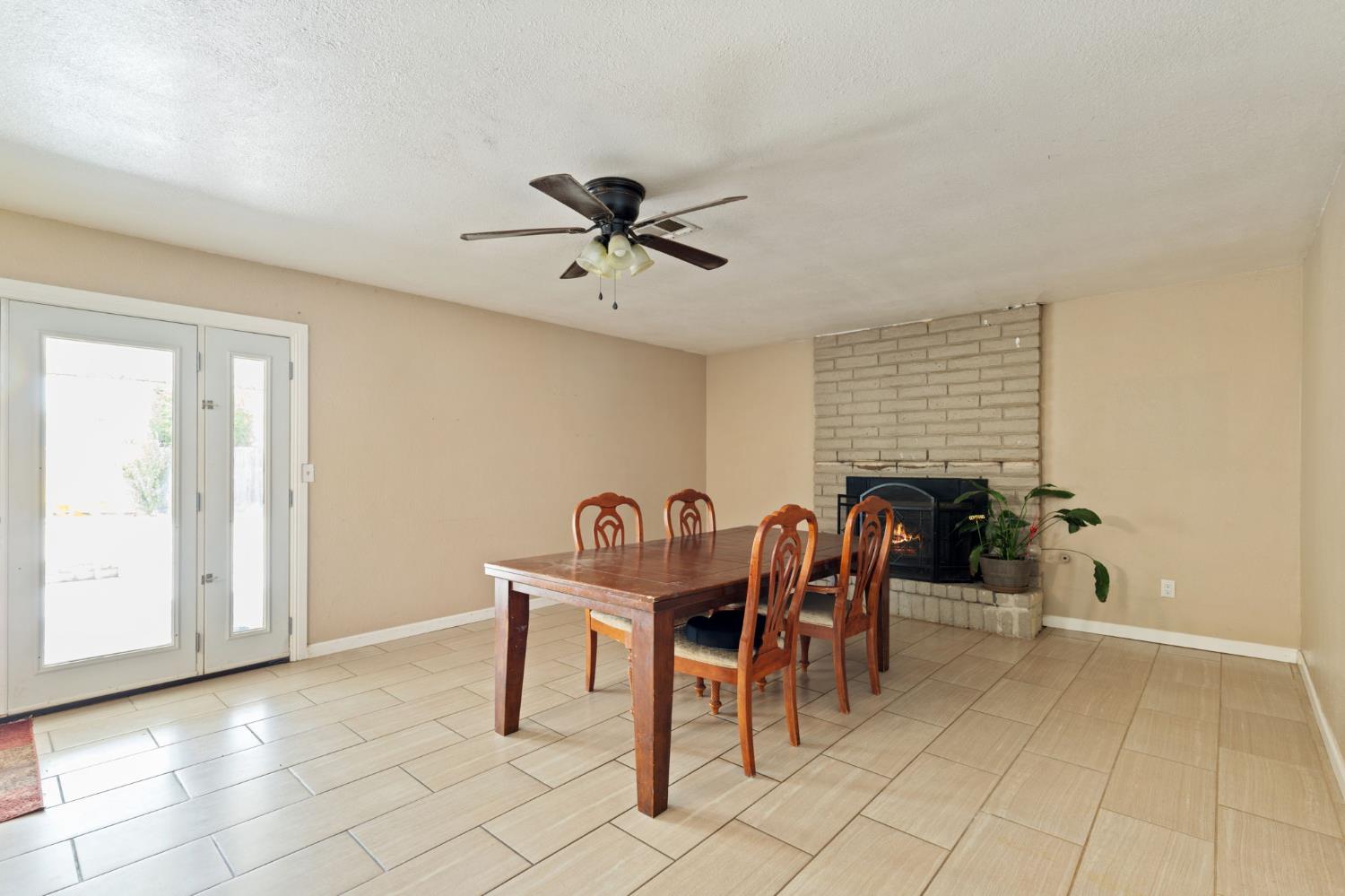 2704 Willow Dr, Madera, CA 93637