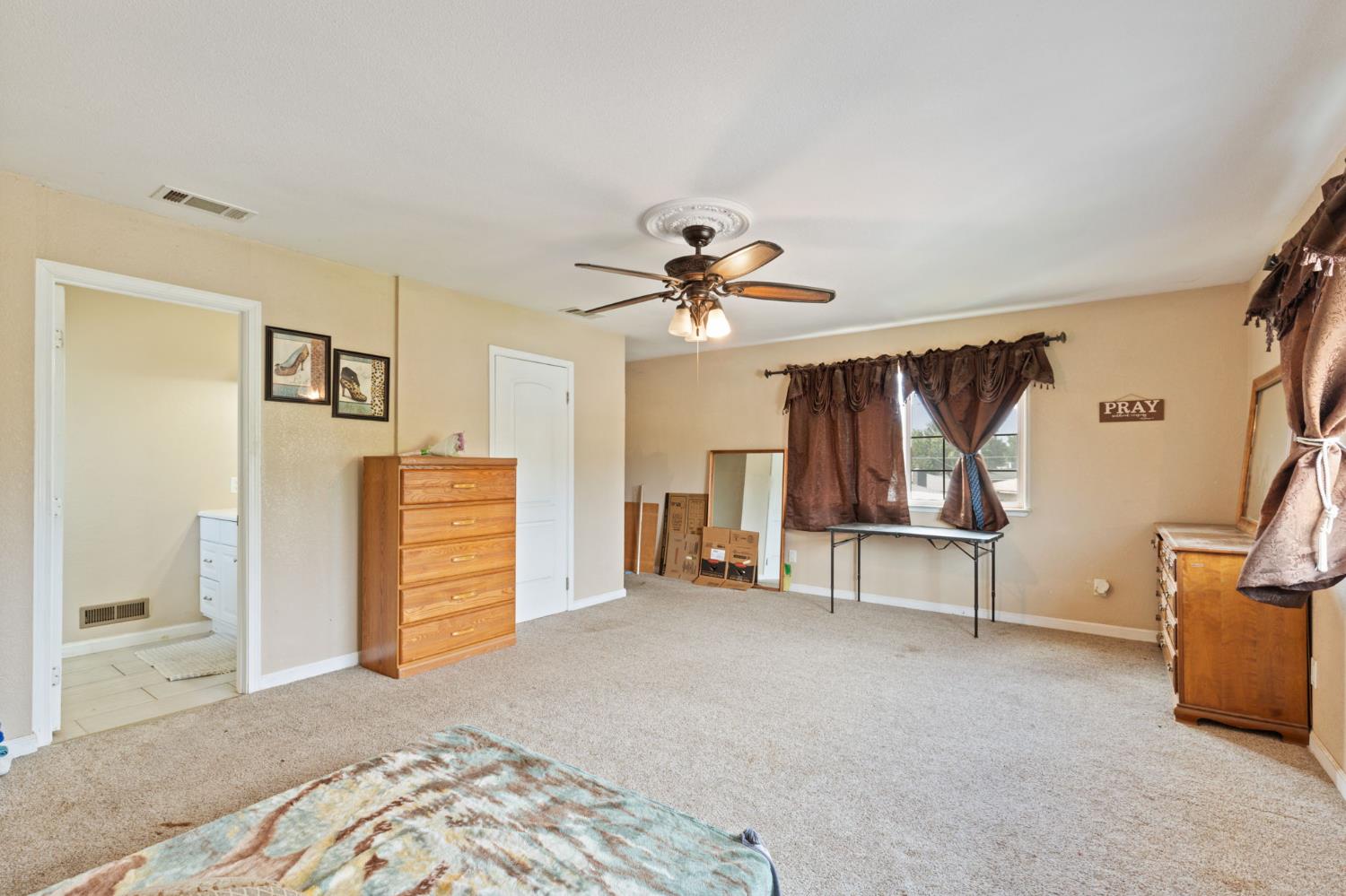 2704 Willow Dr, Madera, CA 93637