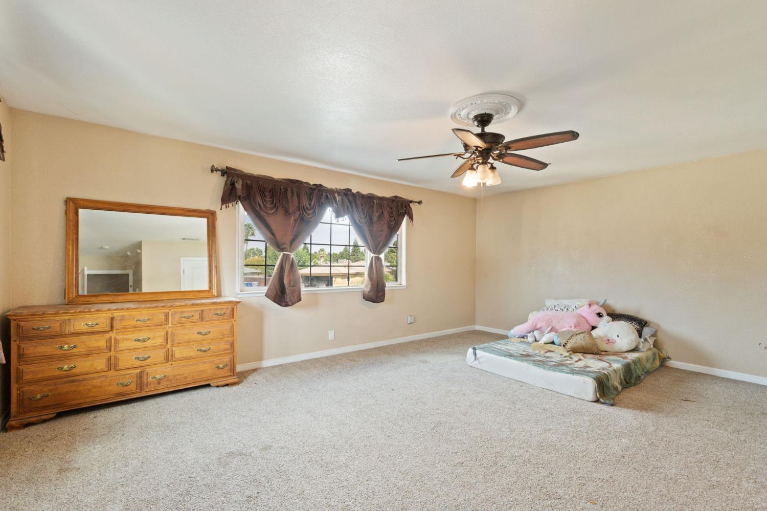2704 Willow Dr, Madera, CA 93637
