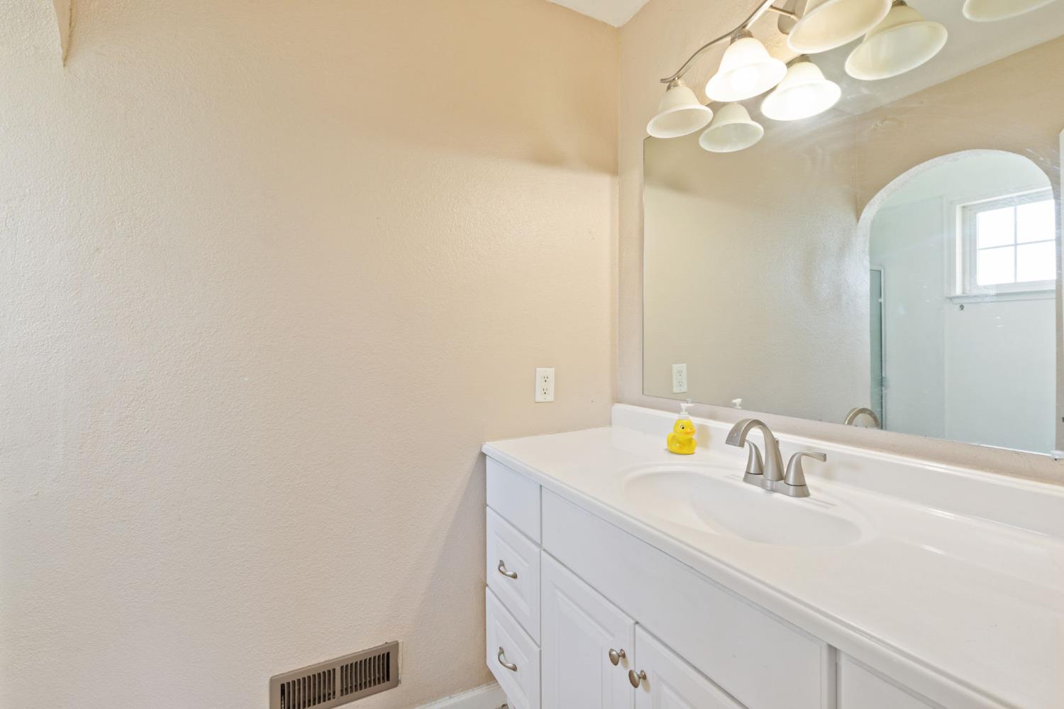 2704 Willow Dr, Madera, CA 93637