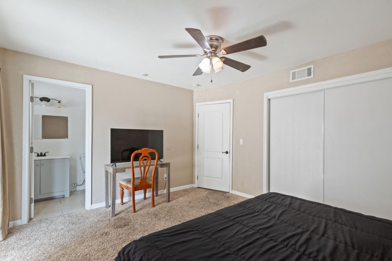 2704 Willow Dr, Madera, CA 93637