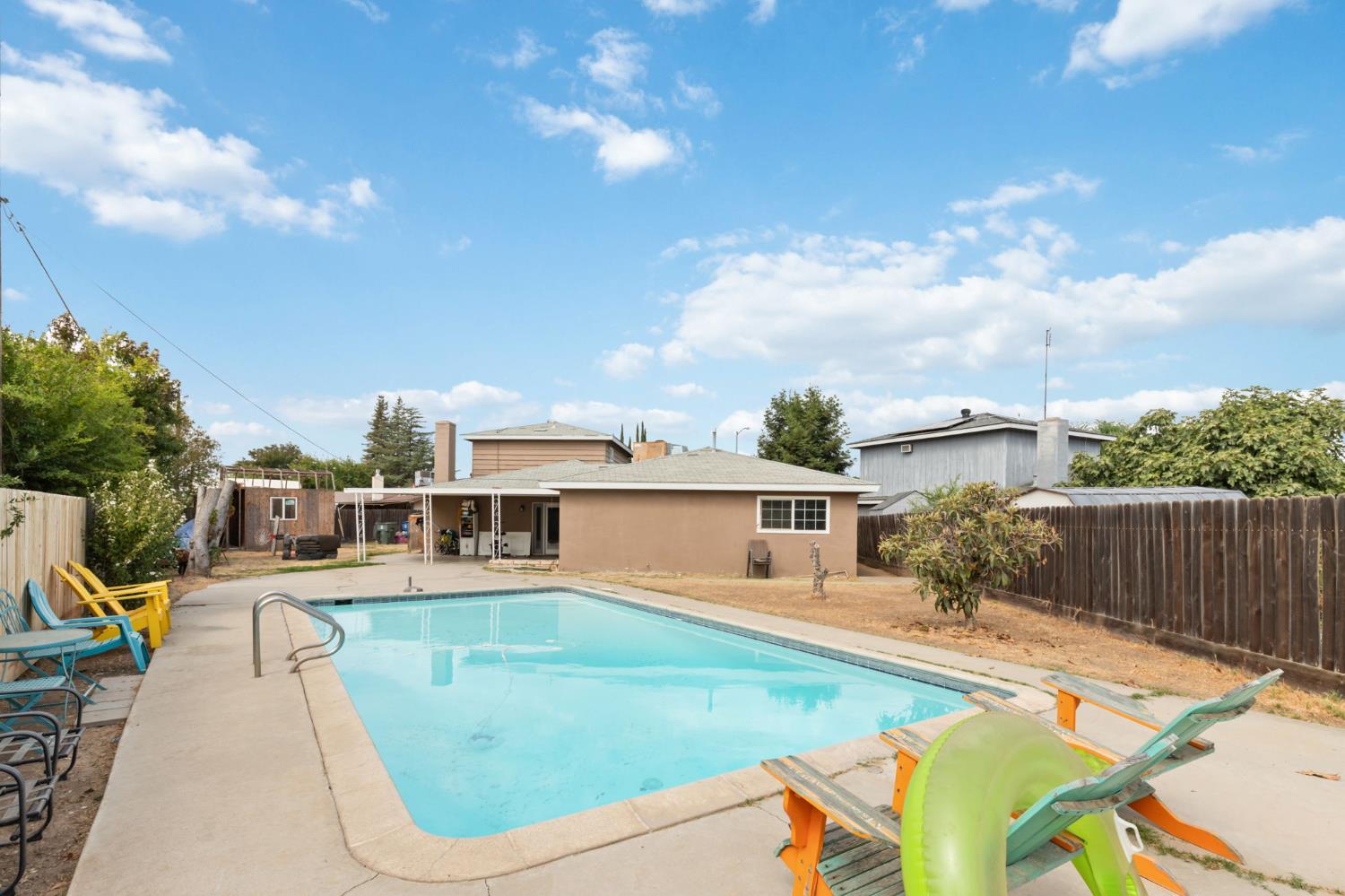 2704 Willow Dr, Madera, CA 93637