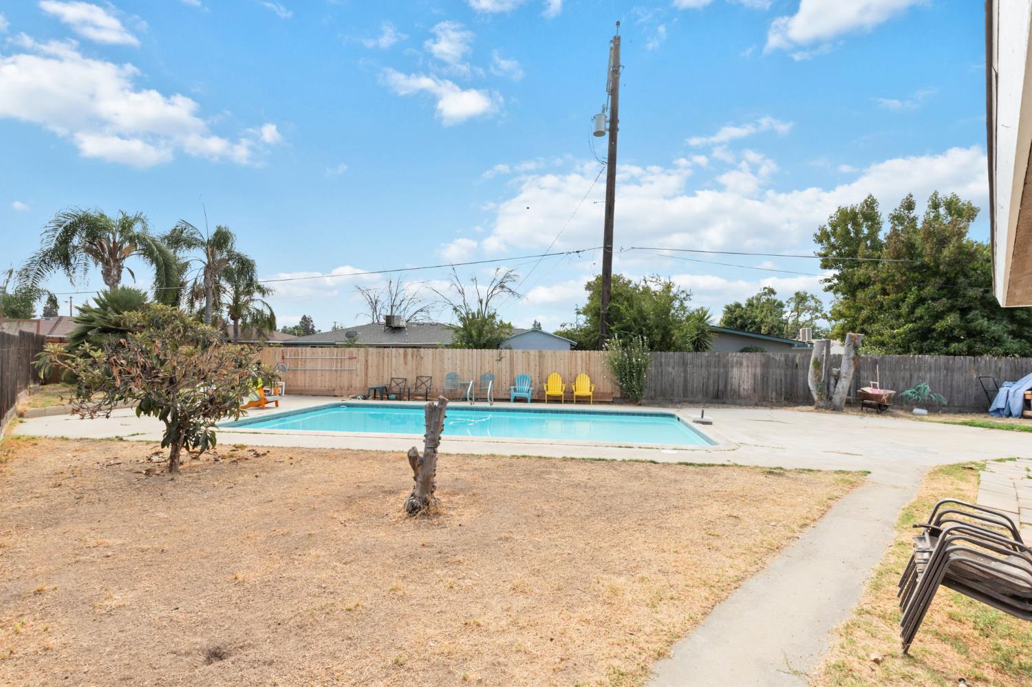 2704 Willow Dr, Madera, CA 93637