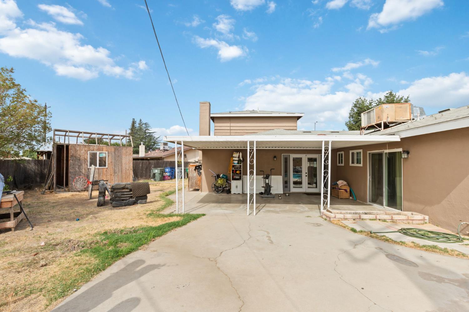 2704 Willow Dr, Madera, CA 93637