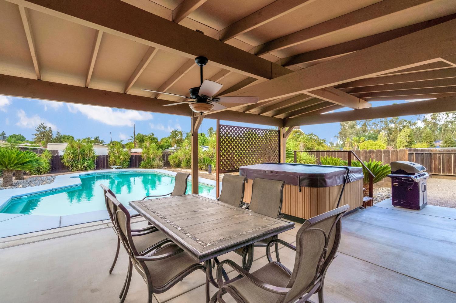 36295 Kensington Dr, Madera, CA 93636