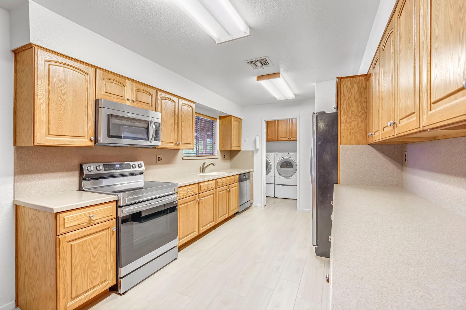 36295 Kensington Dr, Madera, CA 93636