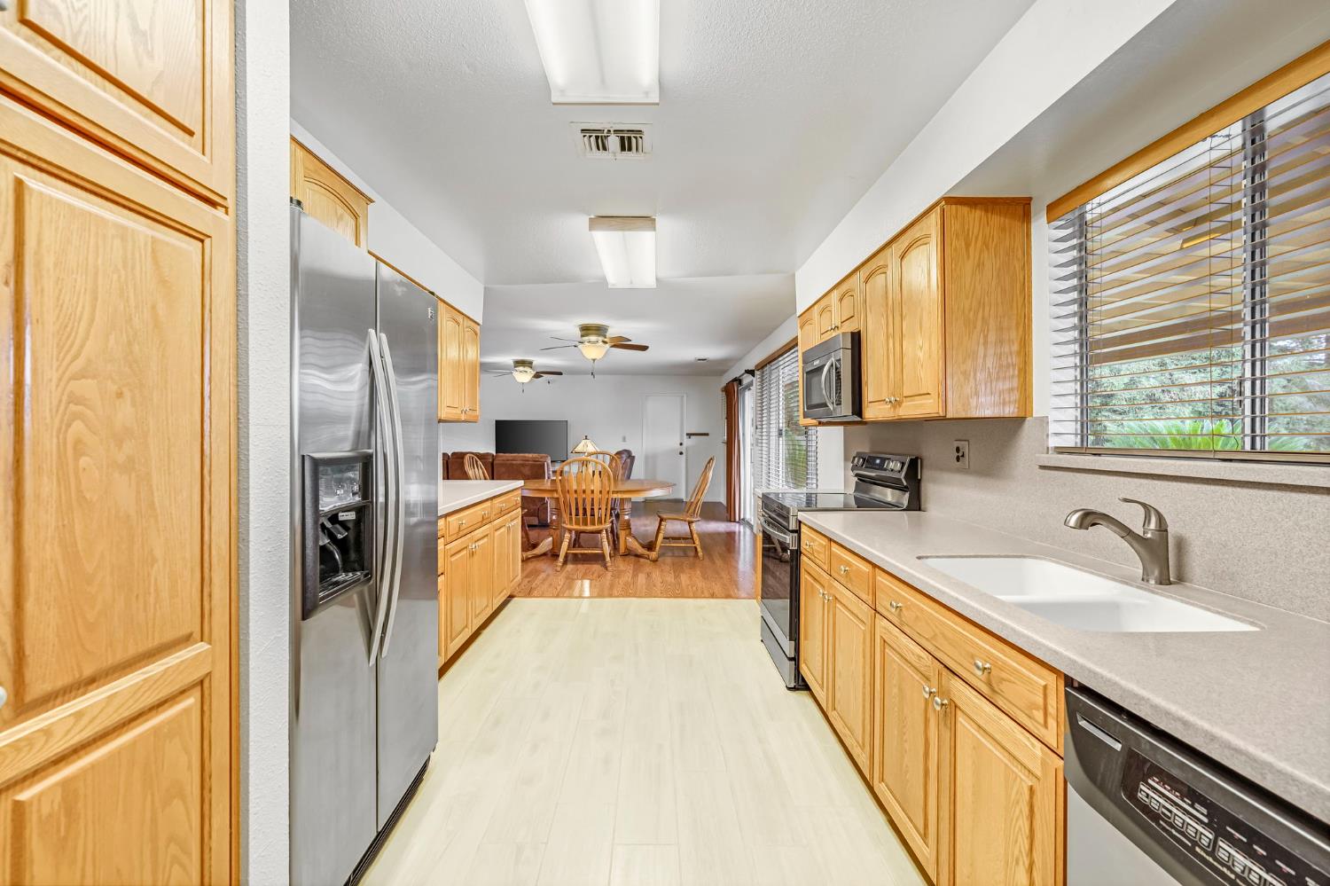 36295 Kensington Dr, Madera, CA 93636