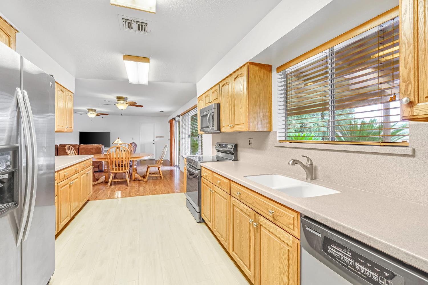 36295 Kensington Dr, Madera, CA 93636