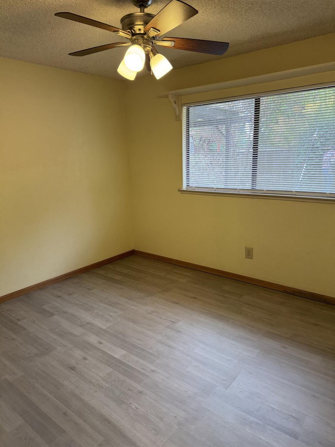 1104 Pinewood Ct, Madera, CA 93637