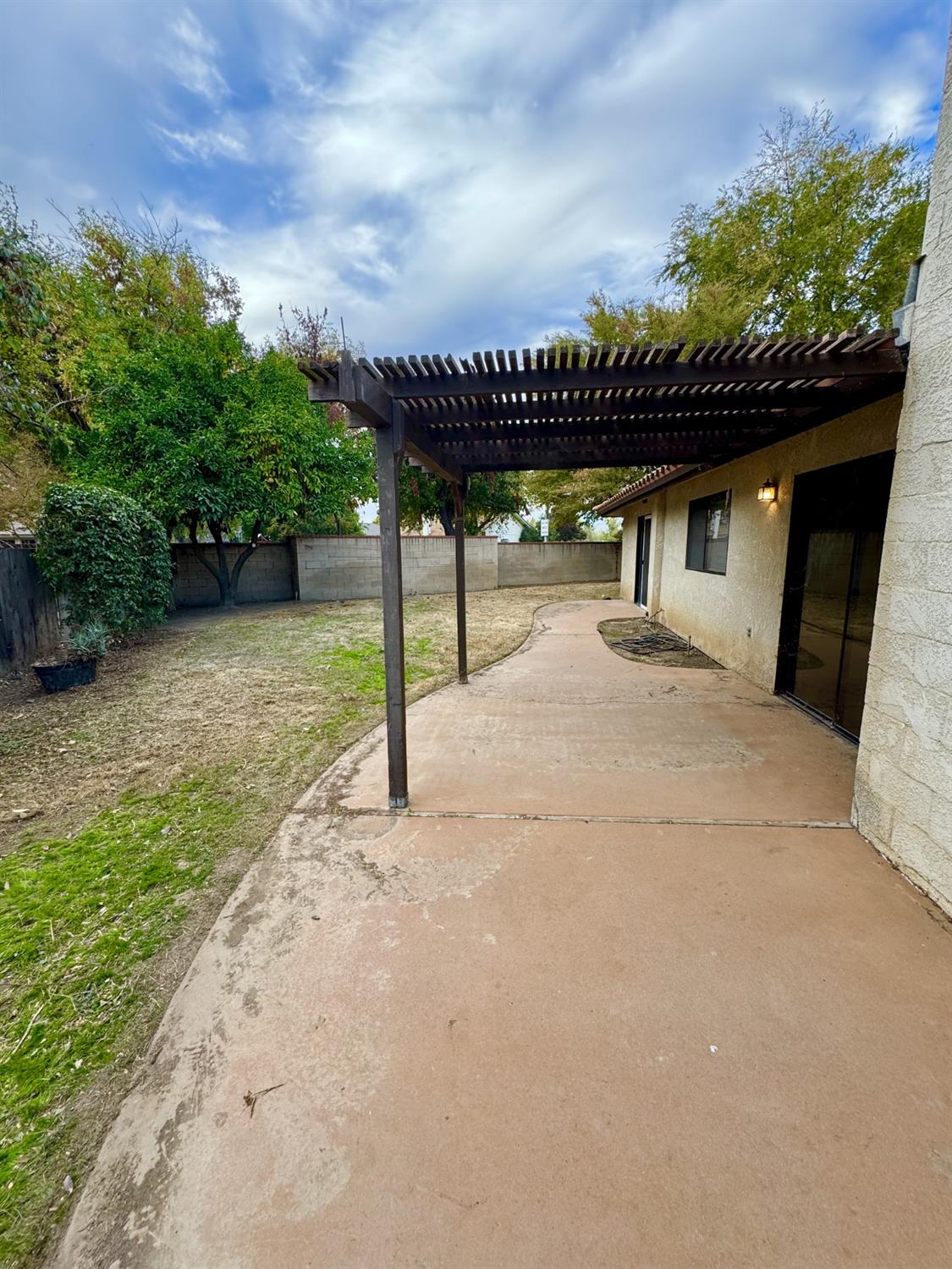 1104 Pinewood Ct, Madera, CA 93637