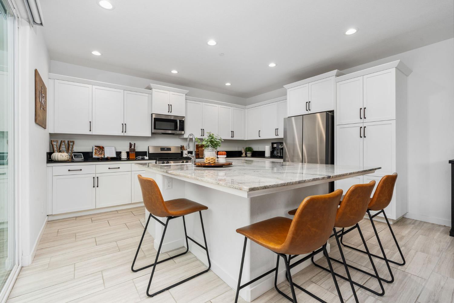 724 Arrowhead Dr, Madera, CA 93636